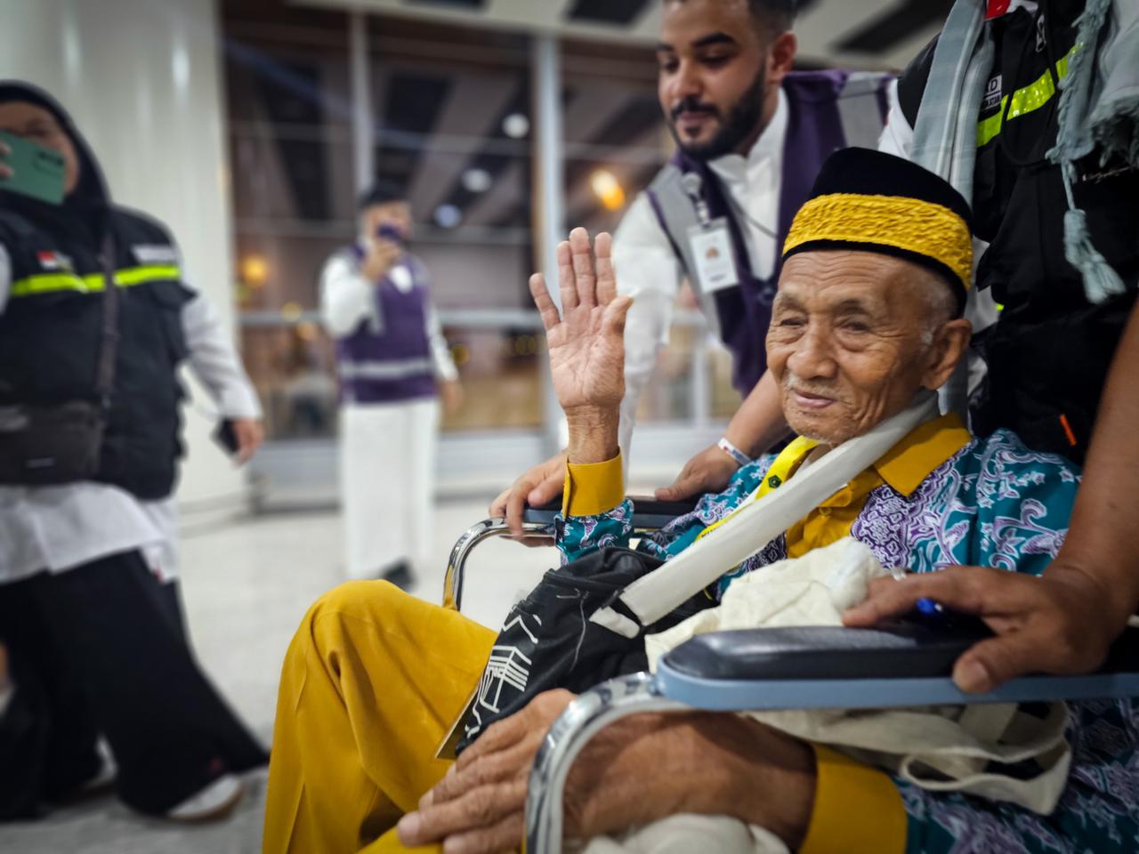 Jemaah Haji Tertua Indonesia Mendarat di Madinah